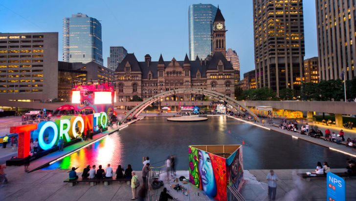 Panoramic view of the Toronto sign