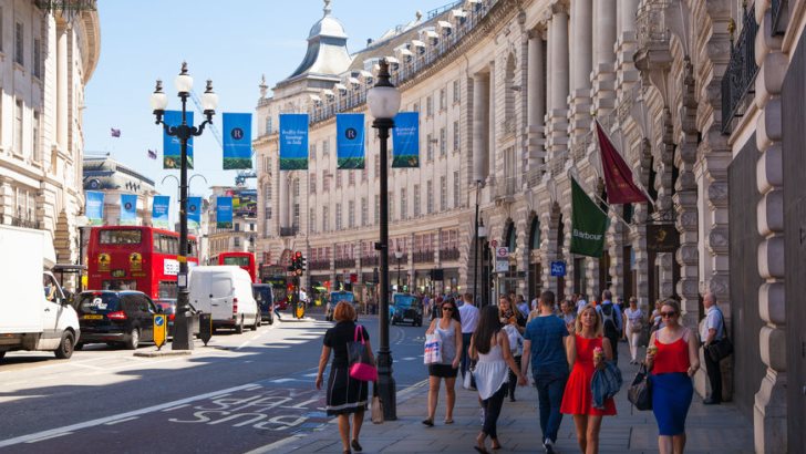 People and traffic in Piccadilly Circus