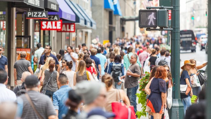 Crowded sidewalk on 5th Avenue with tourists and commuters on a sunny day